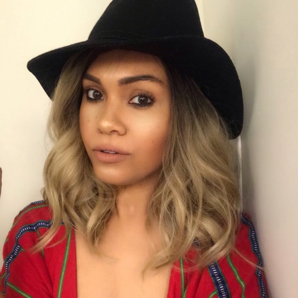 Meet your Posher, Nicole - Picture 4 of 4